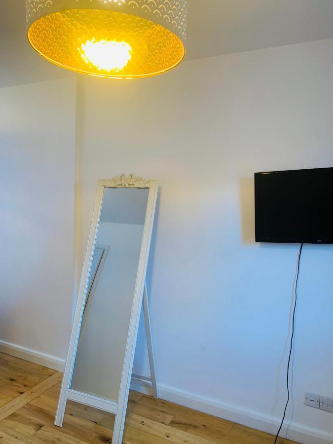 Riverside Double Room With Double Sofa Bed Londra Exterior foto